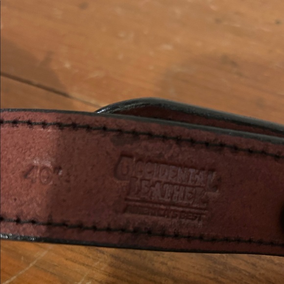 Elegant Maroon Leather Belt for Men - Picture 3 of 5